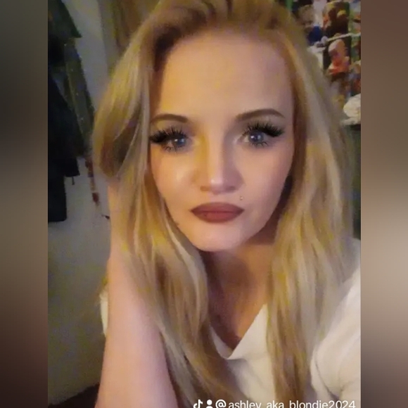 Ashley - Picture 1 of 5